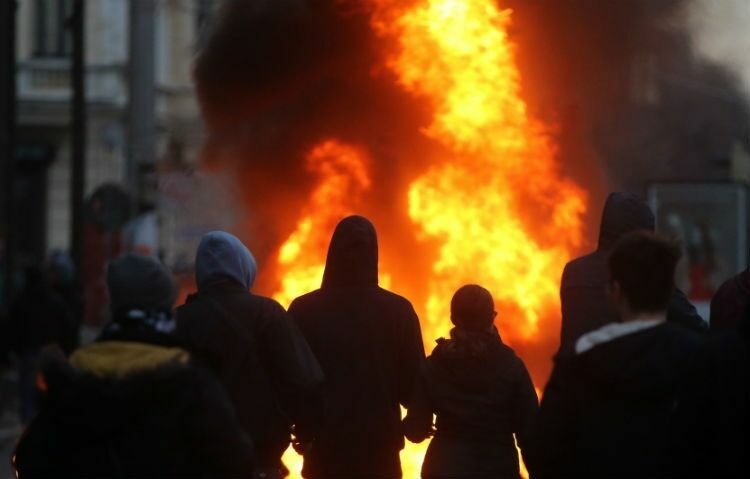 Не менее 69 человек пострадали во время беспорядков в Лейпциге