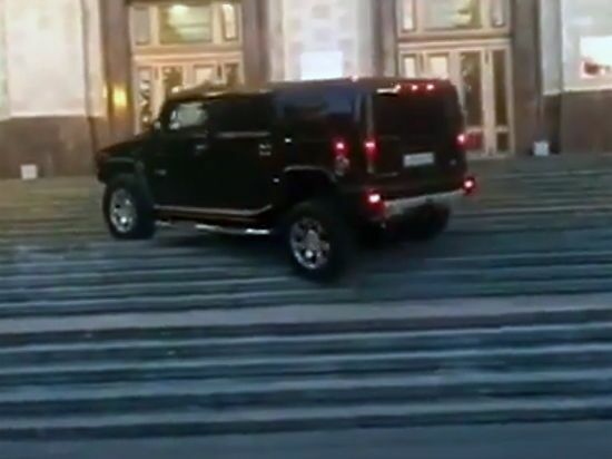 Лихач на Hummer заехал по ступенькам к дверям главного здания МГУ