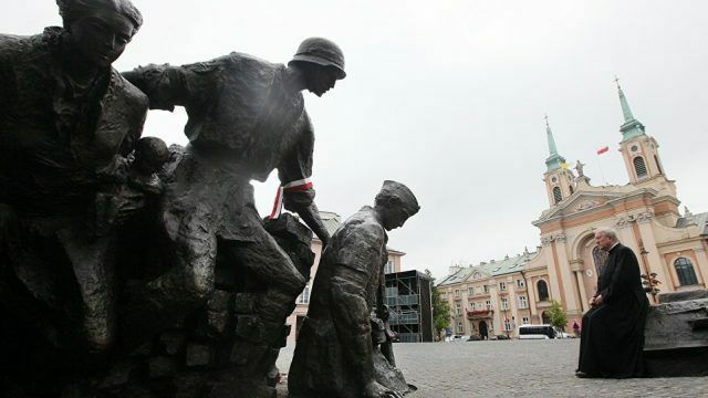 Польша намерена снести 75 советских памятников