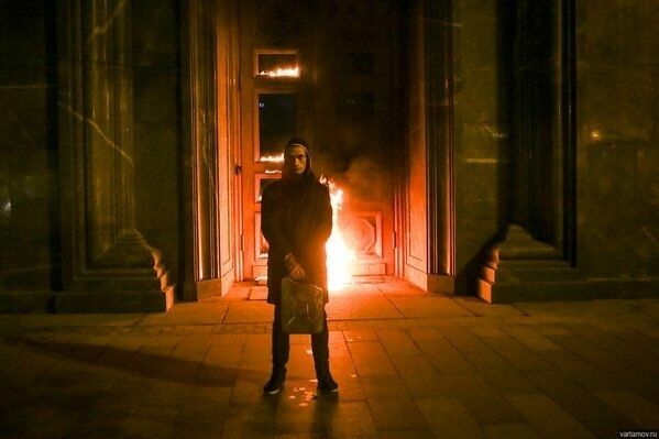 Павленский не собирается платить штраф за поджог двери здания ФСБ