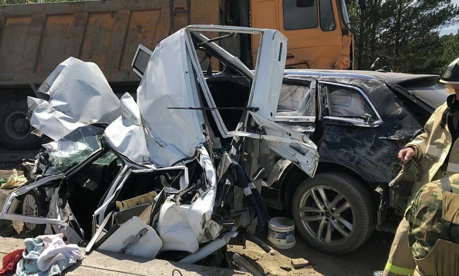 Водитель грузовика в Челябинской области столкнулся с пятью легковыми автомобилями