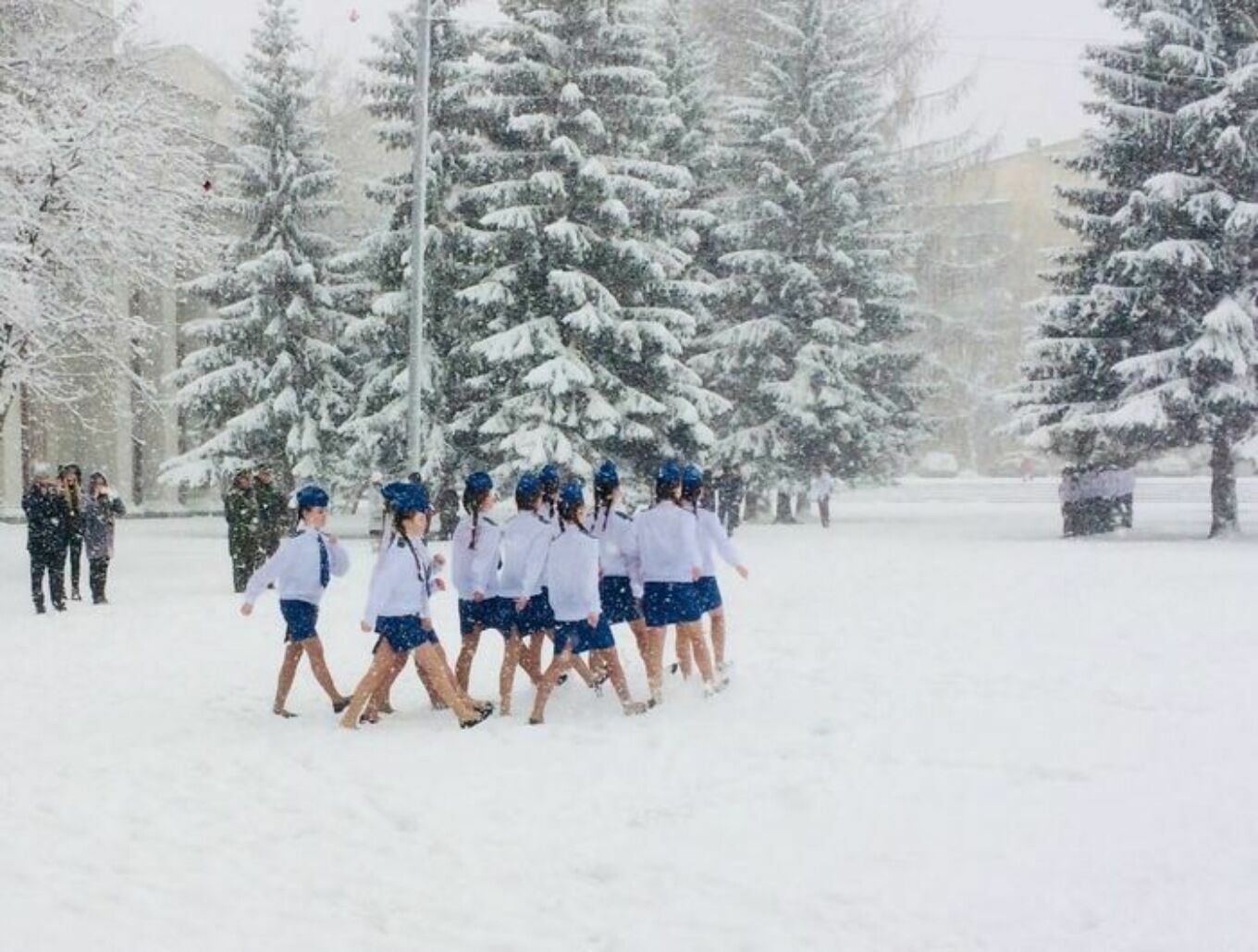 Снег выпускной песня. Школьники в снегу. Школьная фотосессия на снегу. Школьники маршируют.