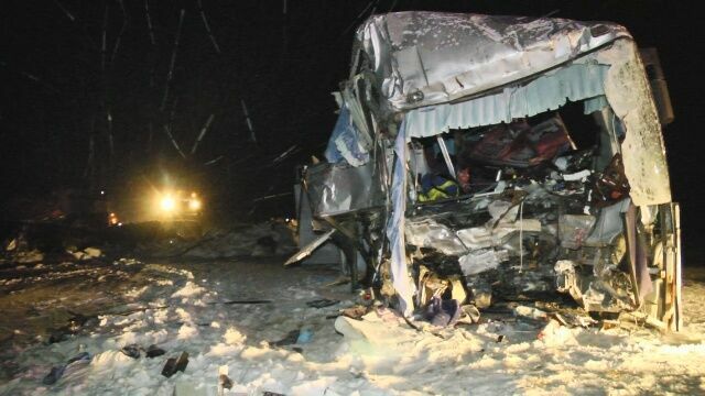 Под Красноярском в ДТП с автобусом и фурой погибли 4 человека(ВИДЕО)