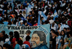 Марадона не будет бегать голышом в Буэнос-Айресе, но ему поставят памятник