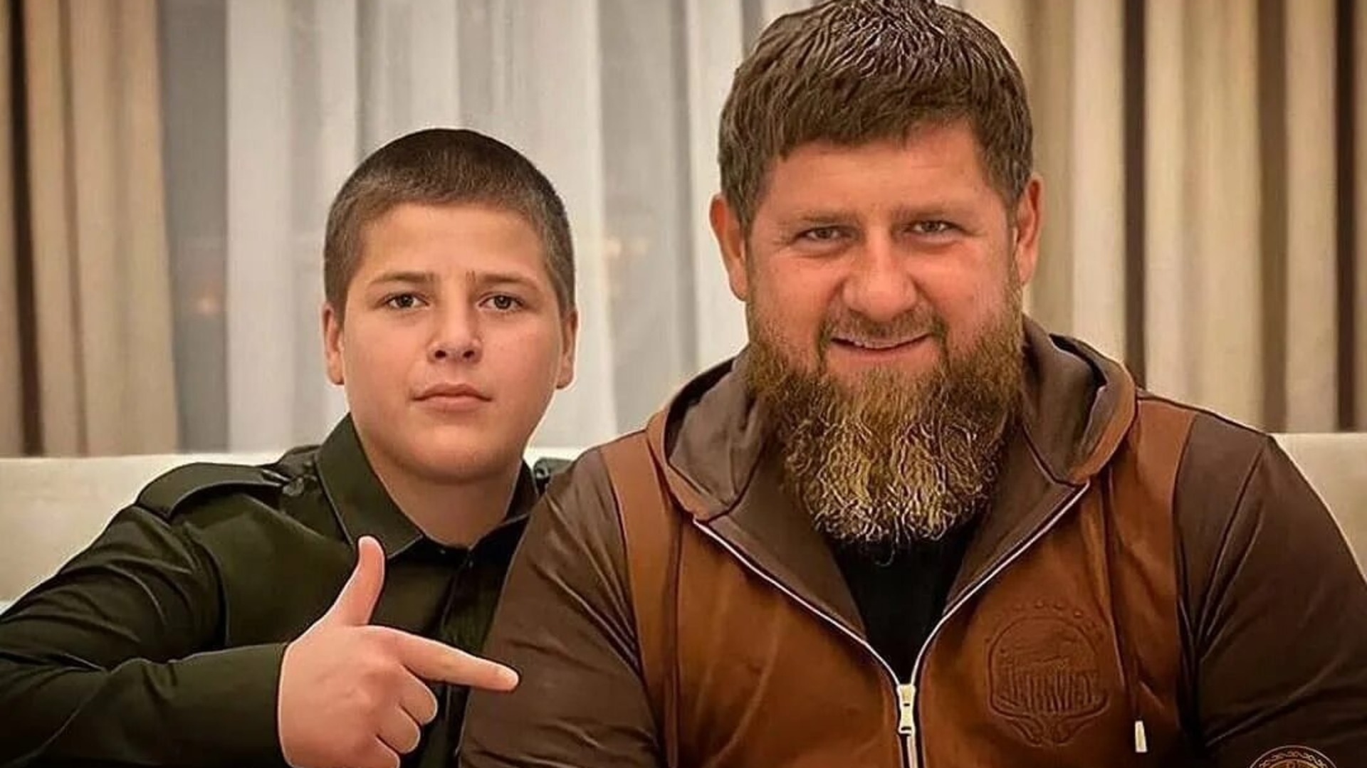 Отец награждал сына. Сын Рамзана Кадырова избил Журавеля. Сын Кадырова Ахмат.