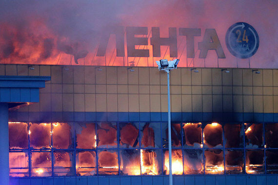 Причиной пожара супермаркета в Петербурге стала горючая жидкость(ВИДЕО)