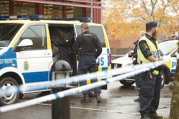 Маньяк с мечом устроил резню в шведской школе