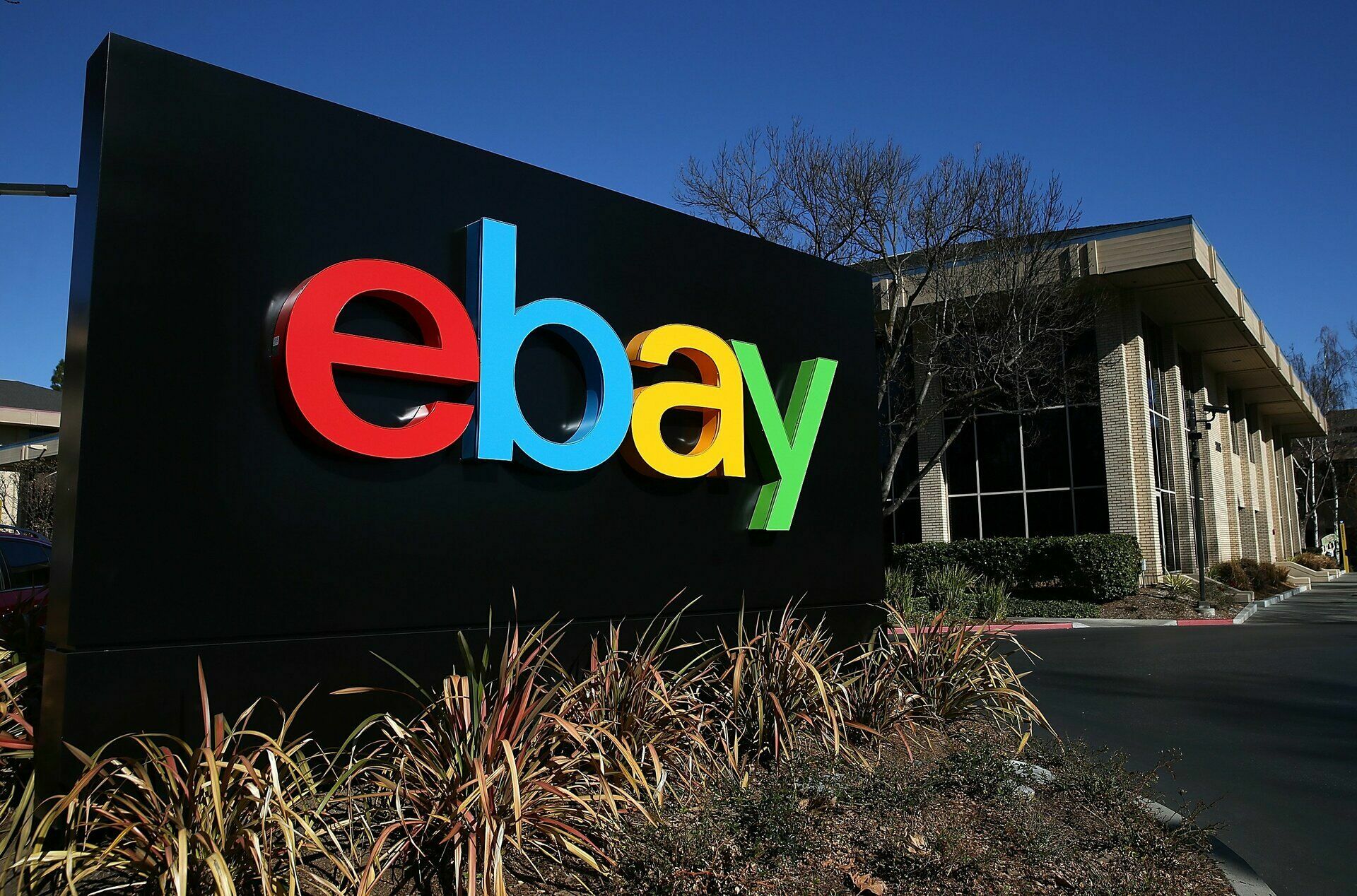 eBay приостановил доставку товаров в Россию и Украину