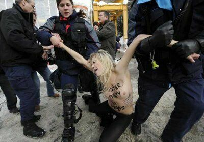 Активистки FEMEN атаковали давосский форум
