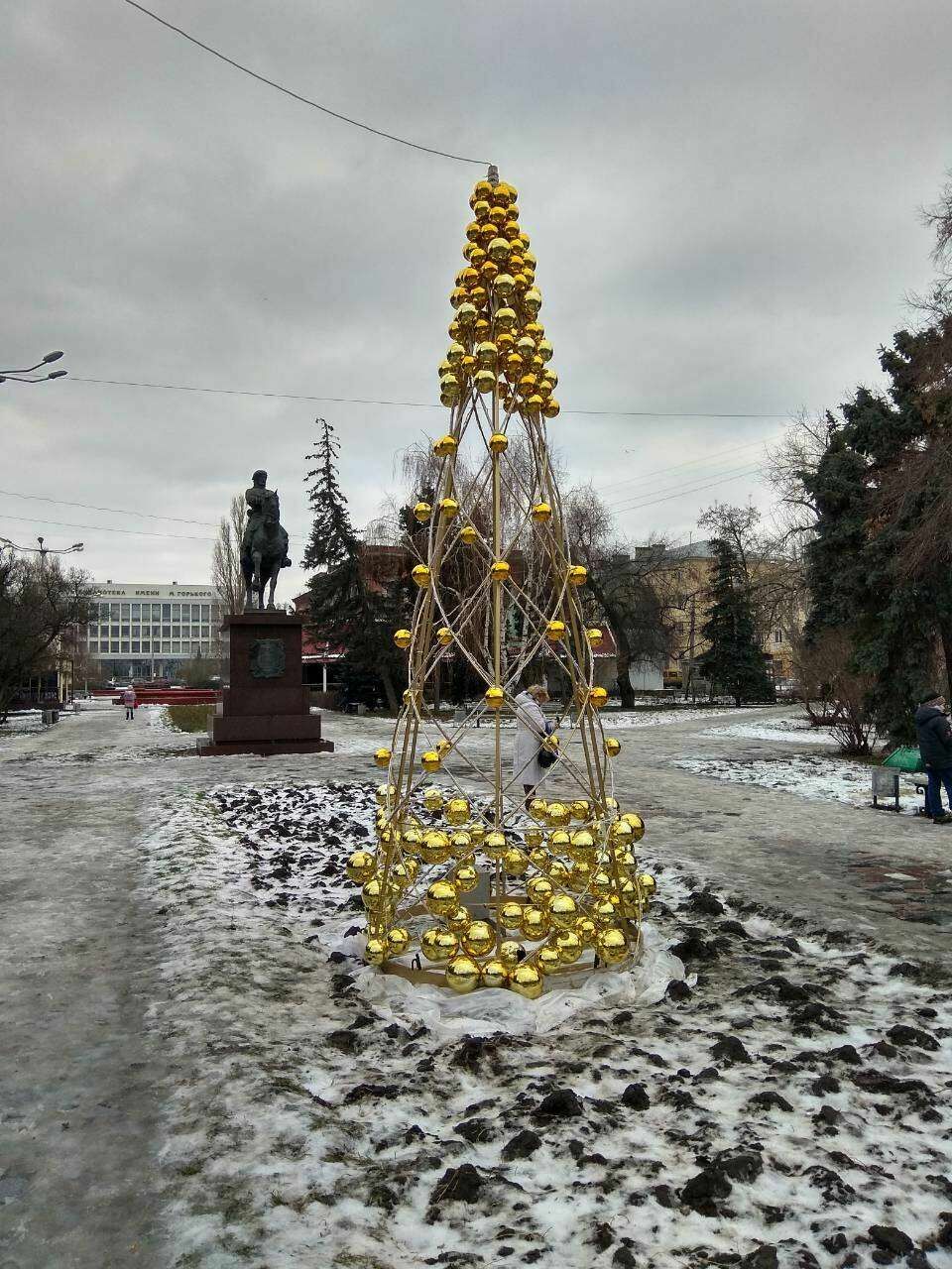 Волгоградские СМИ до сих пор обсуждают странный наряд новогодней ёлки