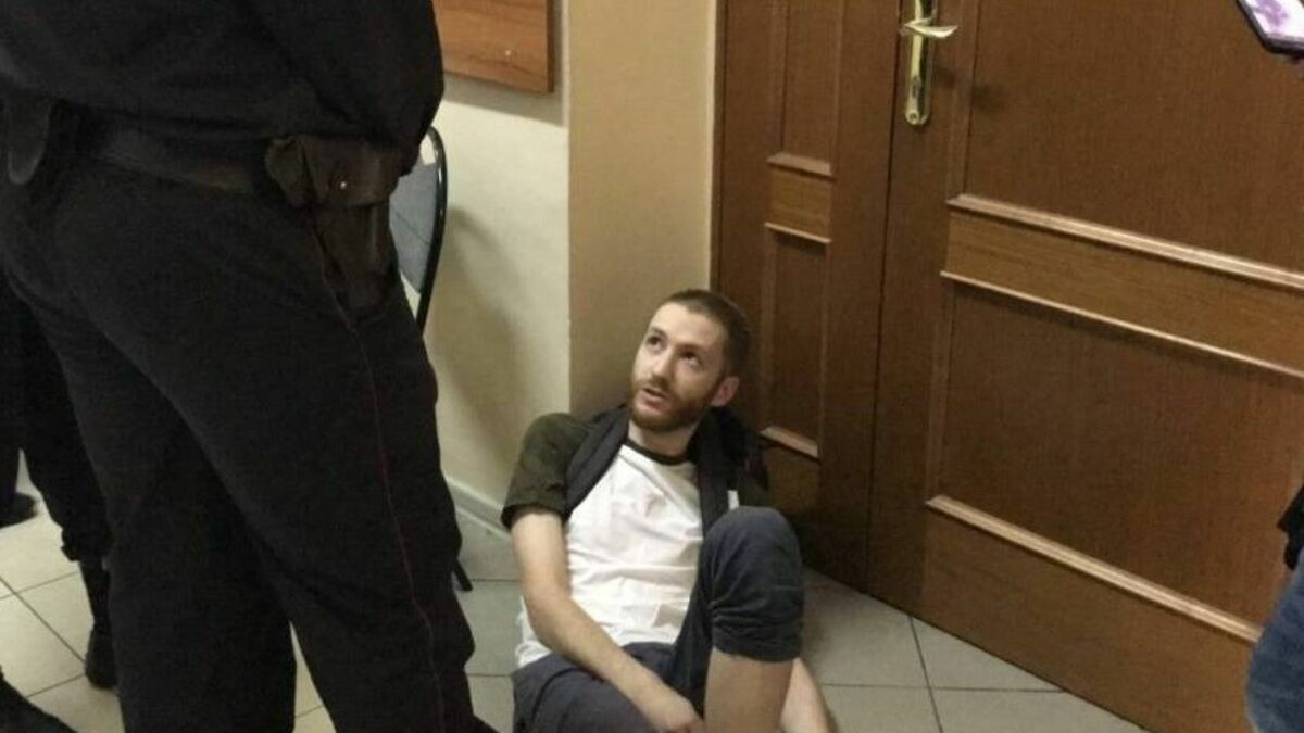 Журналиста Давида Френкеля обвинили в неповиновении сломавшему ему руку полицейскому