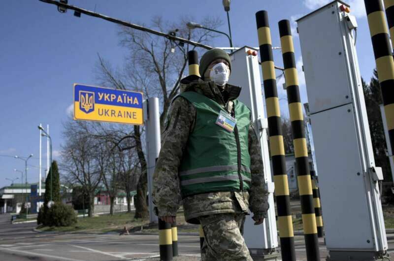 Украина ввела режим ЧП на всей своей территории, кроме отдельных районов Донбасса