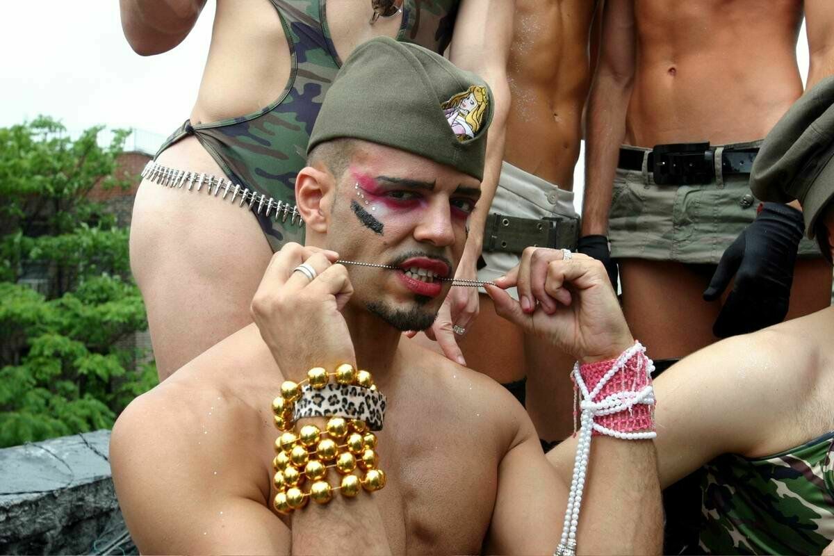 В бой - с макияжем: в гендерной толерантности западных армий нет ничего необычного