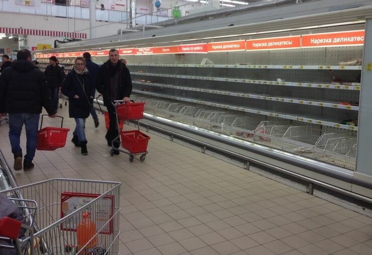 Еда в потребительской корзине россиян вытеснила остальные товары