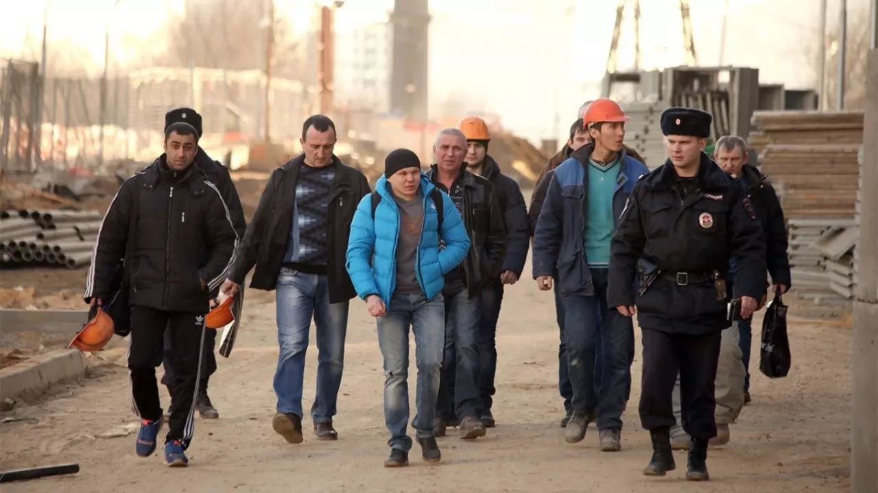 «Полиция гребет всех»: из Москвы и Петербурга массово выдворяют мигрантов