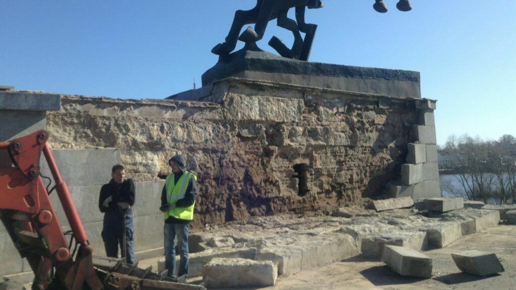 Облицовка монумента Победы в Великом Новгороде рухнула за два дня до ремонта