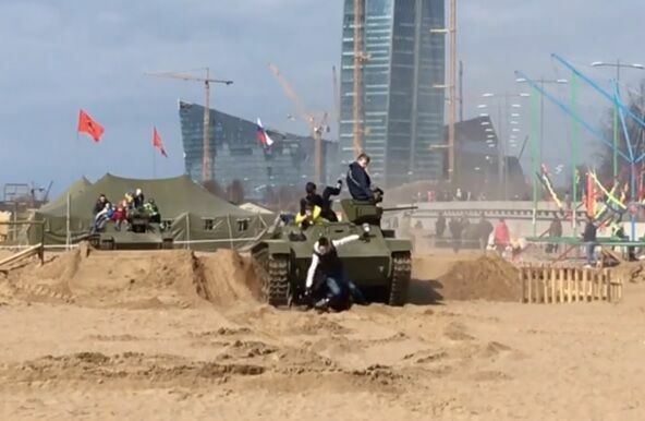 В Санкт-Петербурге танк переехал человека