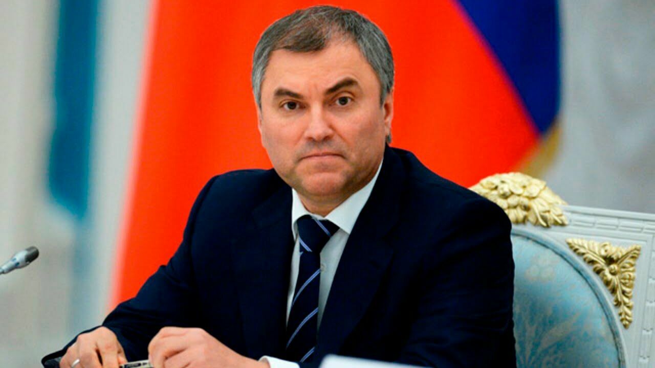 Володин призвал провести оценку положений российской Конституции