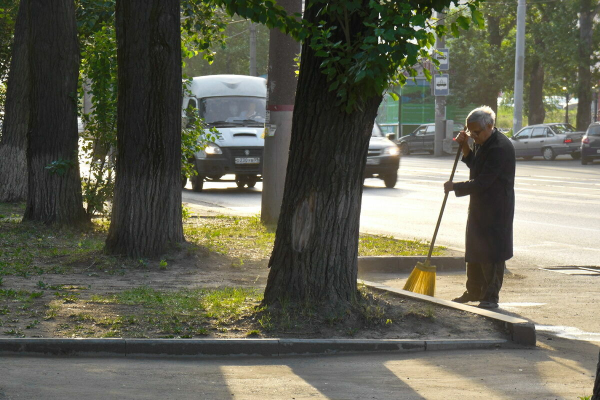 Сторож, уборщица, дворник: Где и кем работают российские пенсионеры