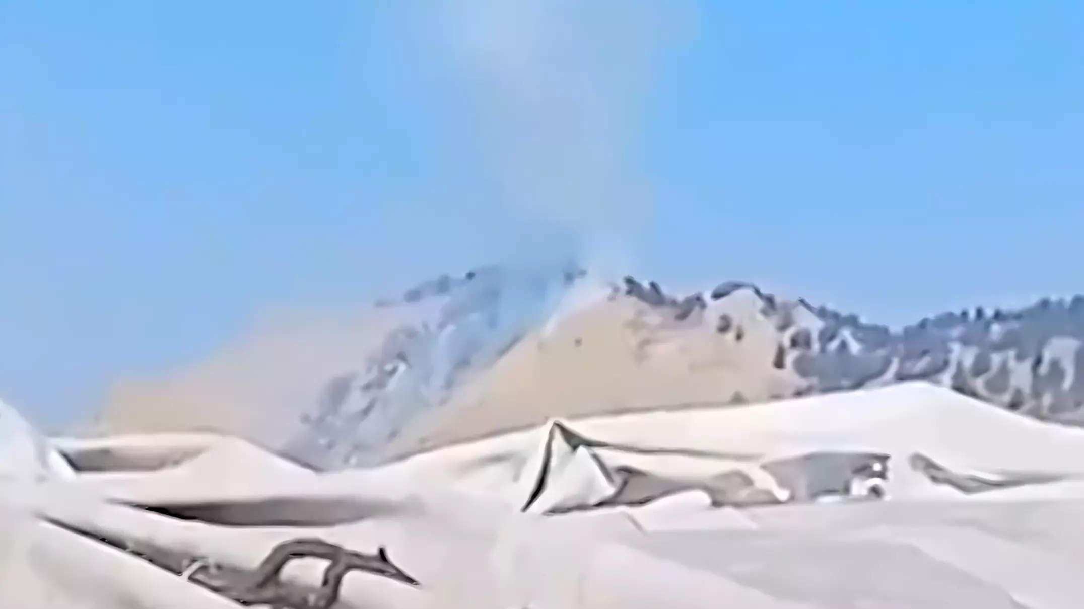 Кадр из видео крушения рейса в горах Афганистана.