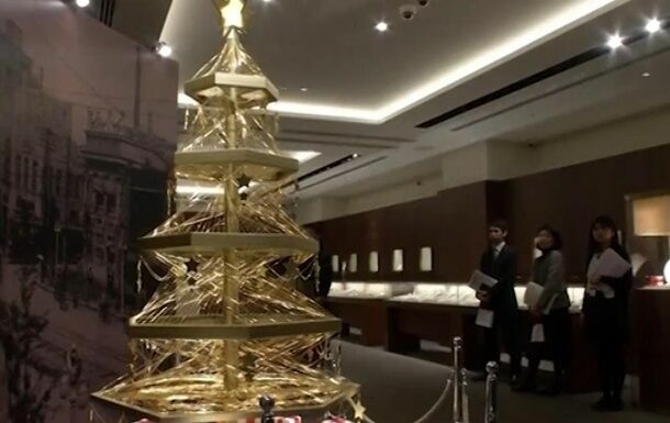 В Токио установили золотую елку за 1,8 млн долларов