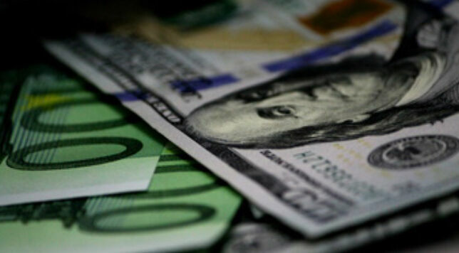 Курс доллара на Мосбирже опустился до 52 рублей, евро уже 55