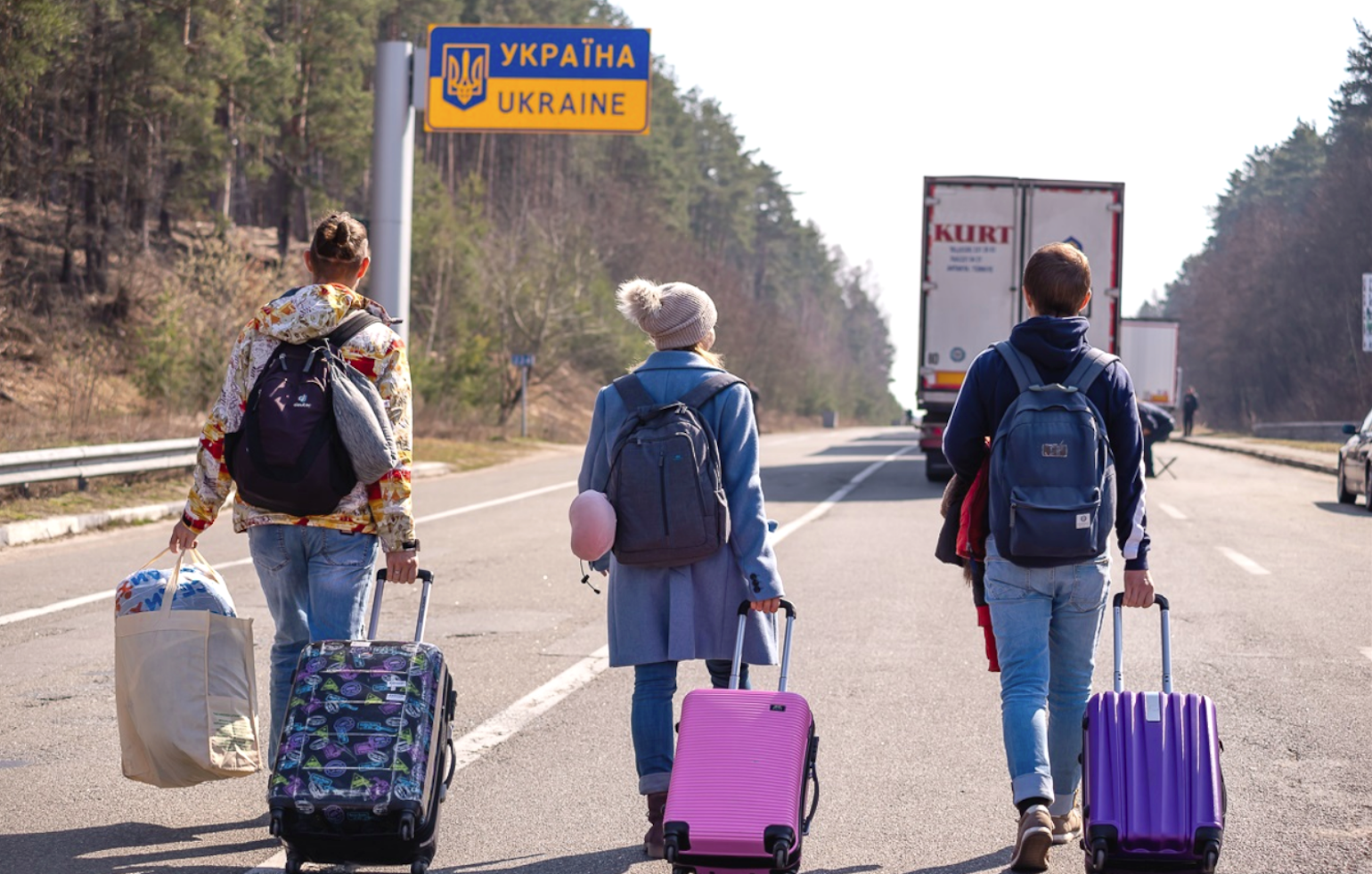 Пешком через границу. Украинцы уезжают из страны. Украинцы бегут за границу. Пешего пересечения границы.