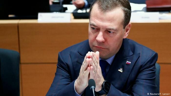 Медведев предложил запретить вывоз продуктов в недружественные страны