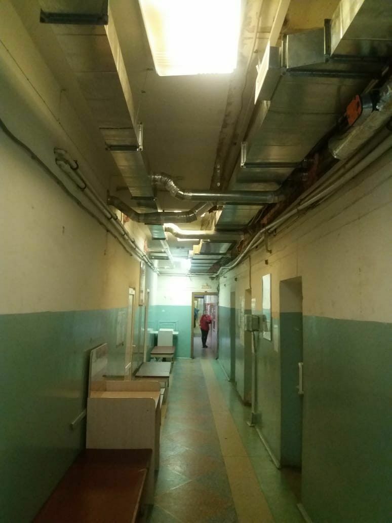 Посетители детской поликлиники в Омске в ужасе от разрухи в учреждении