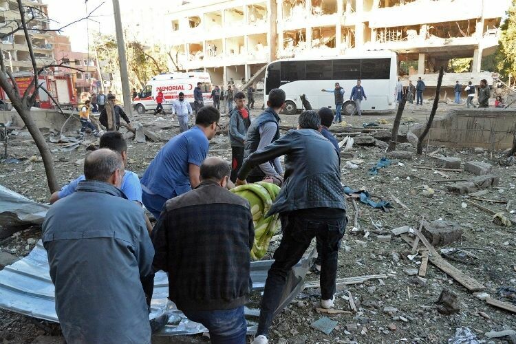 Мощный взрыв в Диярбыкыре унес жизни восьми человек, более ста ранены