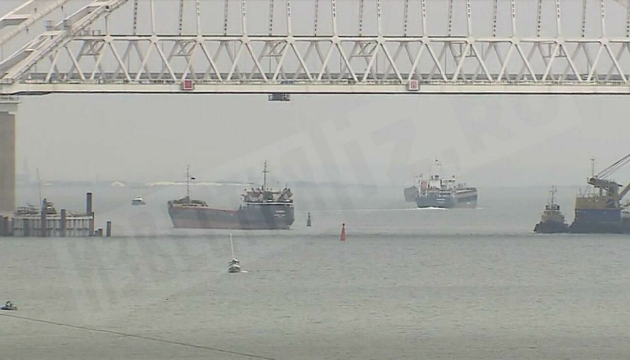 Корабли ВМС Украины прошли под Крымским мостом в Керченском проливе