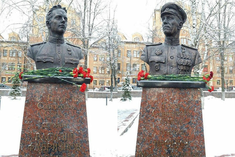 Памятники Героям Советского Союза Михаилу Пронину и Василию Фабричнову были установлены на народные средства. Фото: соцсети.