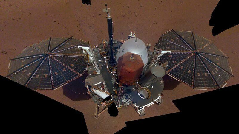 Марсианский зонд InSight сделал первые "селфи"