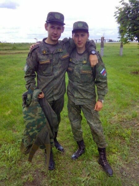 Рядовой Григорьев (справа) со своим армейским товарищем