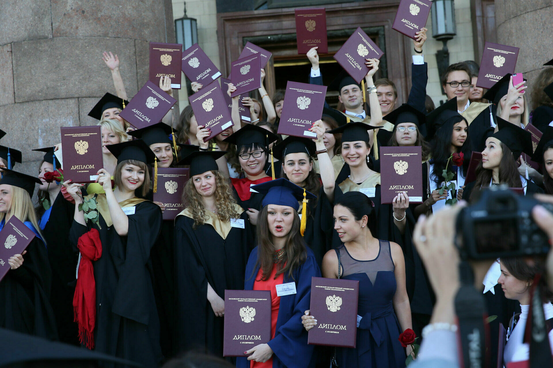 Российским выпускникам будут выдавать электронные дипломы