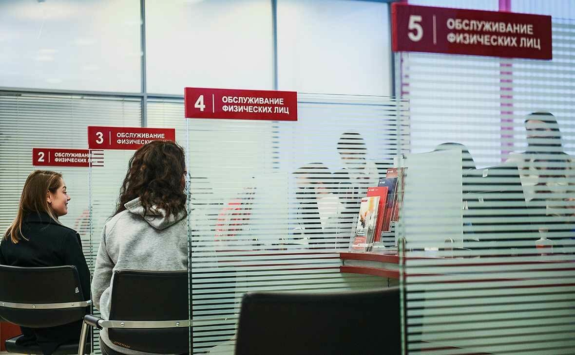 Более 600 млн долларов забрали россияне из банков перед отпусками