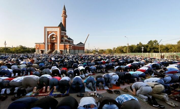 Тысячи мусульман в Москве празднуют Ураза-Байрам
