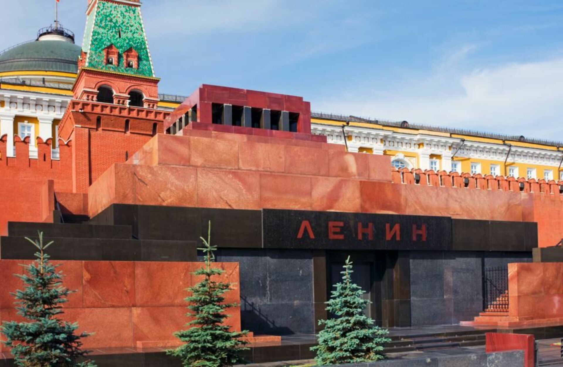 Кремлевские ленин. Мавзолей в.и Ленина на красной площади в Москве. Ленин на красной площади в мавзолее.