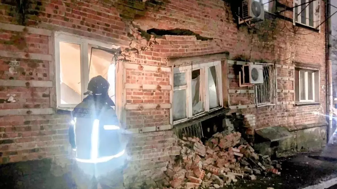 В Ростове на ул. Нариманова 72/3 произошло обрушение стены пятиэтажного дома.