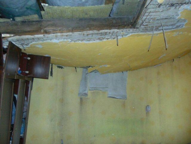 После капремонта в одном из домов Алапаевска на хозяев рухнула крыша