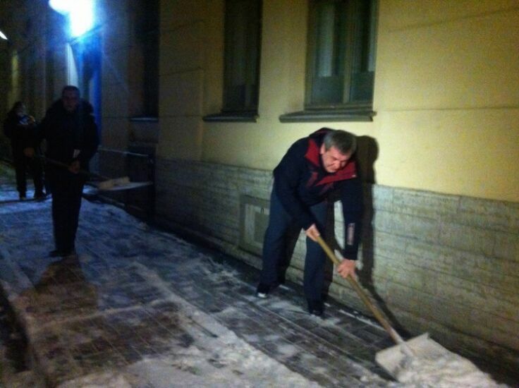 Вице-губернатор Петербурга Албин в 5 утра вышел с лопатой убирать снег