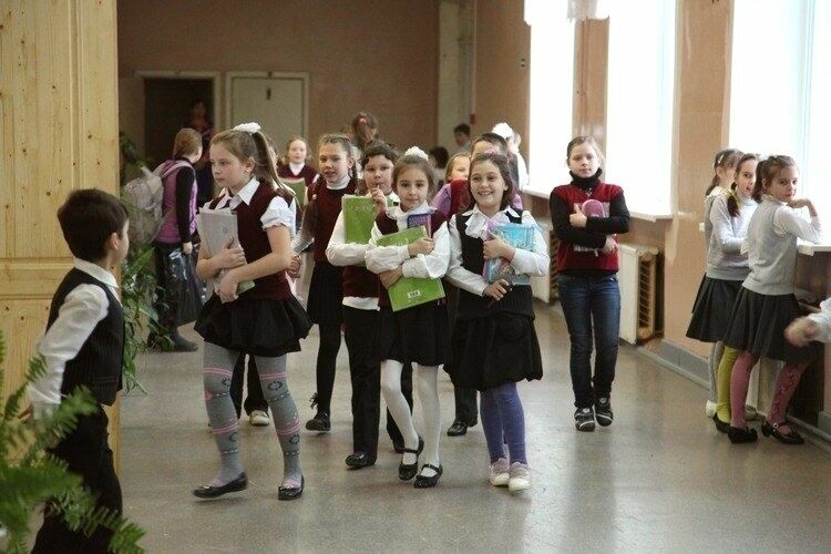 Медведев назвал «непорядком» учебу в школах в две смены