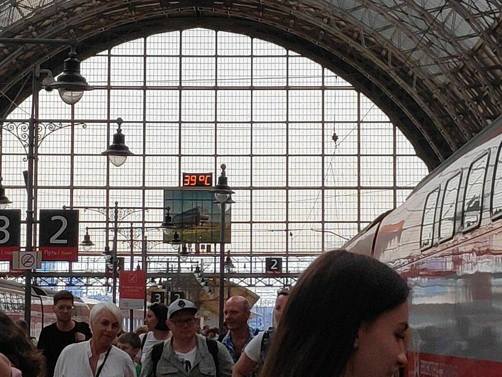 Термометр на Киевском вокзале упрямо показывает 39 градусов.