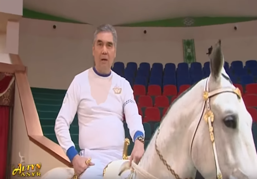 Президент Туркмении скакал по цирку на коне (ВИДЕО)