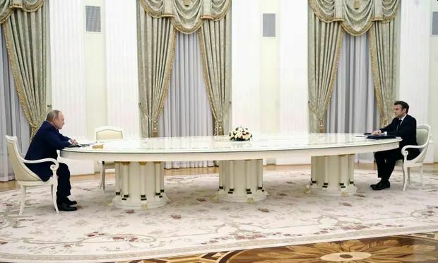 Испанские и итальянские мебельщики спорят, кто сделал стол для резиденции Путина