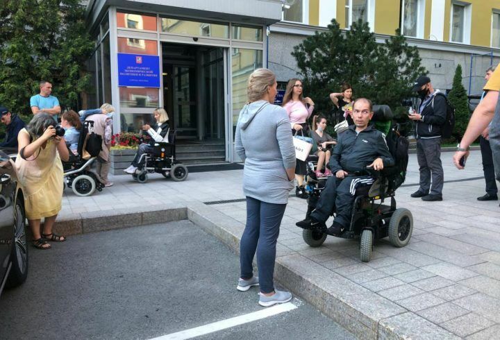 Пациенты со СМА вышли на пикеты к мэрии Москвы