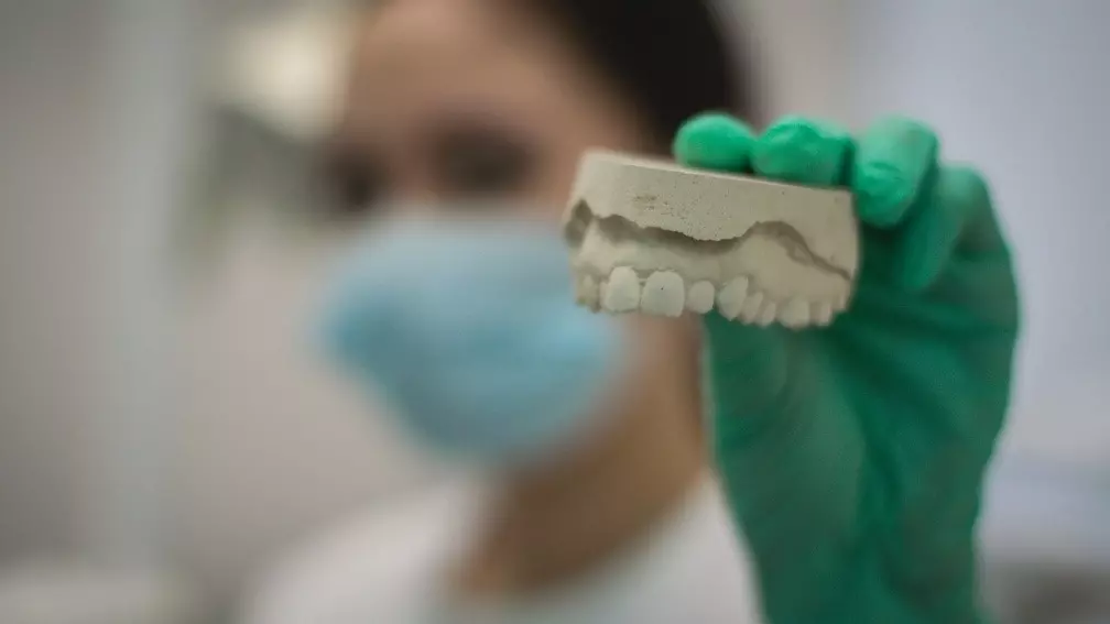 Стоматологи советуют на первое место ставить здоровье зубов, а не "голливудскую улыбку"