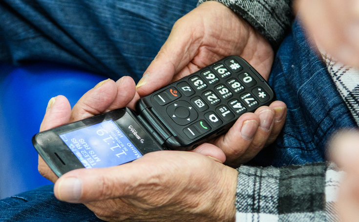 Ветеранам вручат бесплатные мобильные телефоны с кнопками