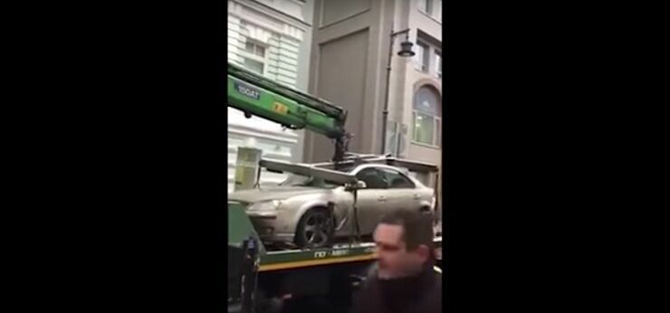 В Москве автопогрузчик при эвакуации раздавил авто (видео)