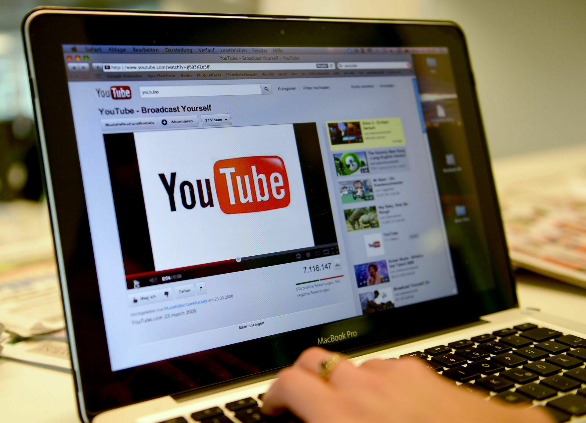 Роскомнадзор назвал YouTube лидером по количеству противоправного контента